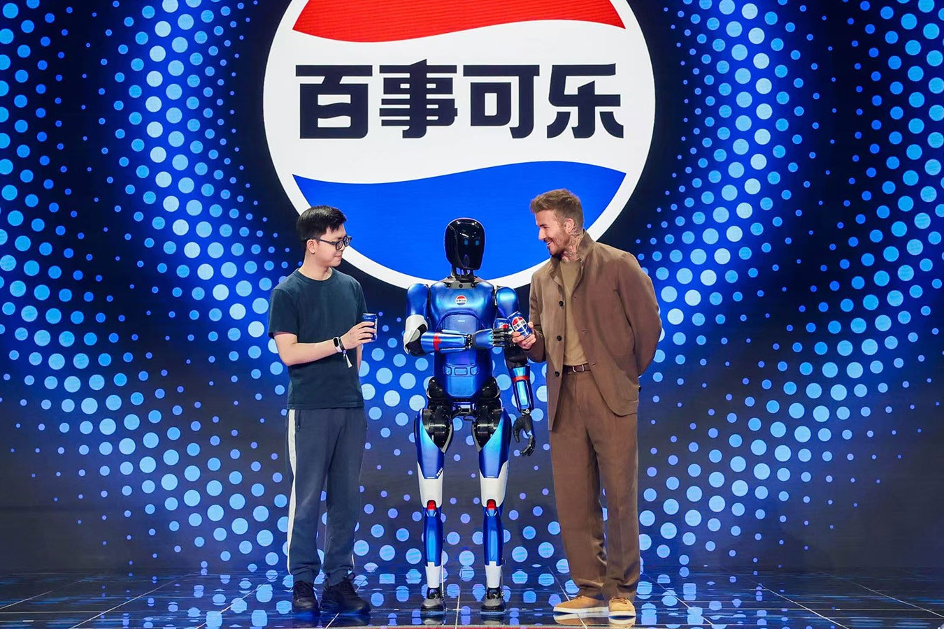 乐玩lewin机器人携手百事中国共创“百事蓝宝” 共燃渴望新章